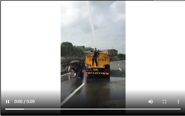 拍電影的時(shí)候下雨場(chǎng)景是用什么車(chē)輛弄出來(lái)的